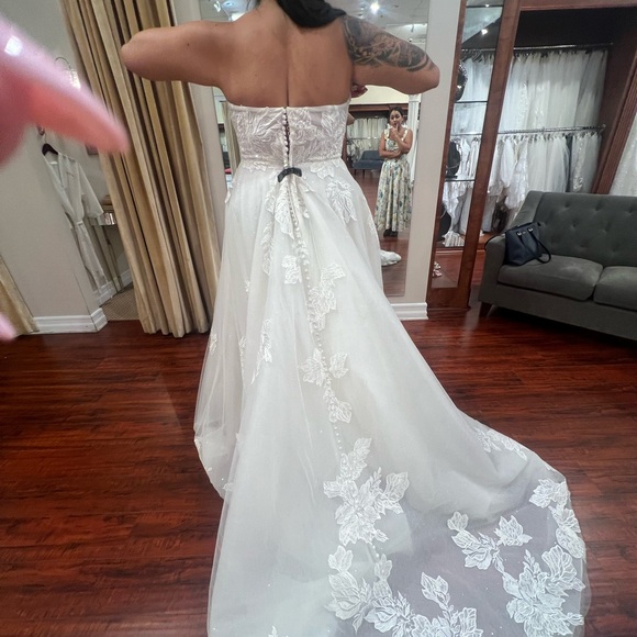 Size 18 wedding dress and veil - Picture 3 of 4